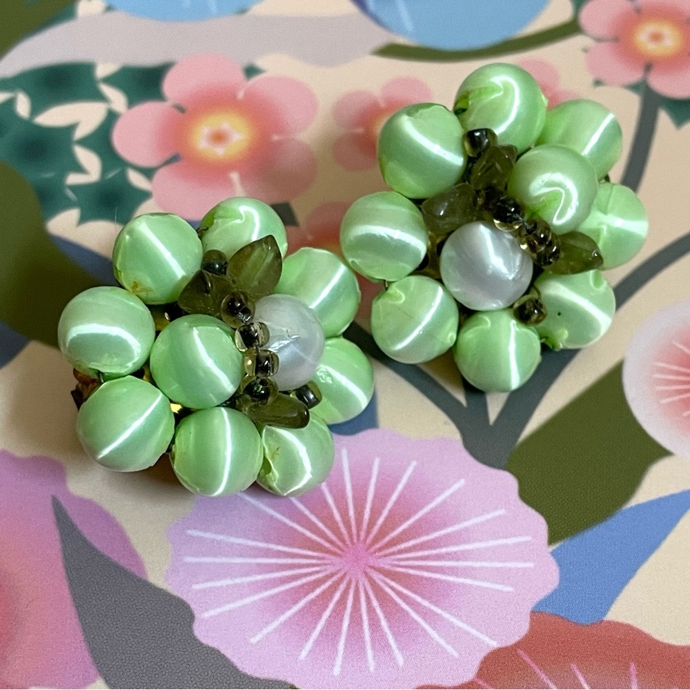 🚨🚨FINAL SALE!!!🚨🚨 Vtg minty green cats eye cluster clip earrings made in Japan